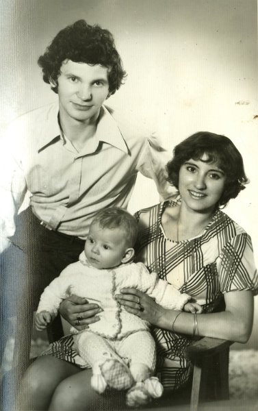 KKE 4143-22.jpg - Grażyna Cyżman (Szczuka) z mężem i dzieckiem